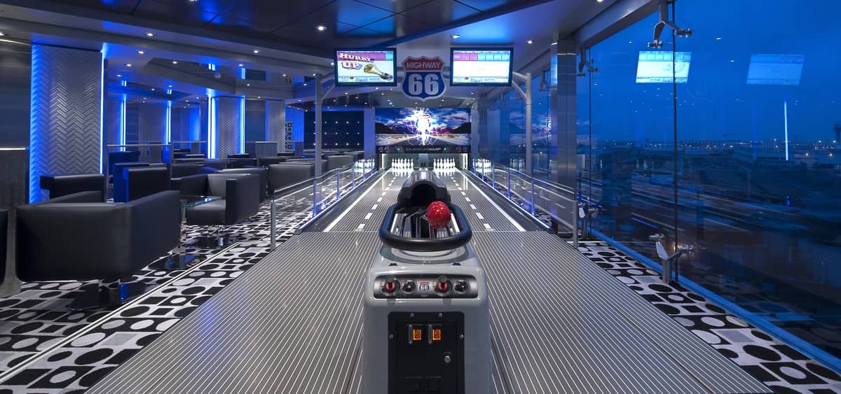 1- T32 DISCO & BOWLING <br> MÚSICA Y STRIKES CON VISTA AL MAR