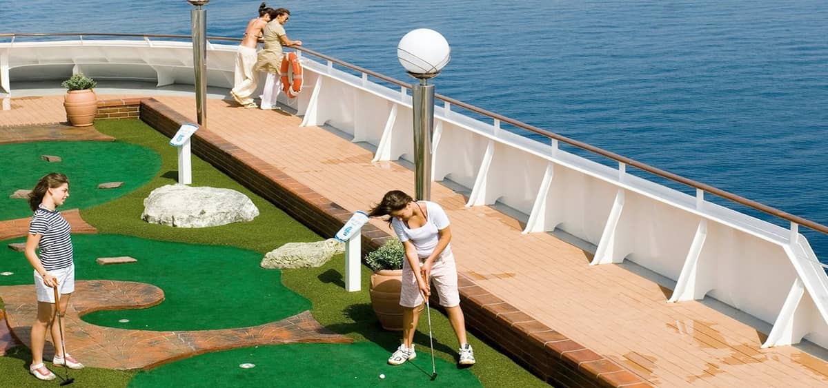 2- MINI-GOLF <br> EL GREEN CON VISTA AL OCÉANO